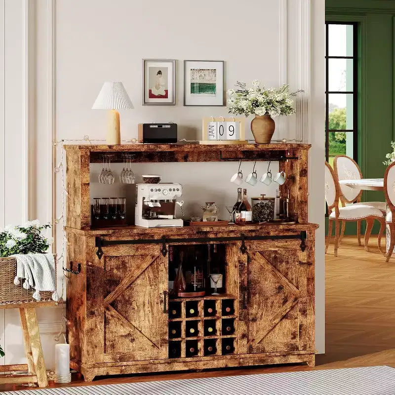 55 Mobile Bar da Caffè in Stile Rustico con Presa di Corrente e Luci LED - Porta Scorrevole a Fienile, Porta Bottiglie, Stazione di Ricarica USB | Nero/Marrone/Bianco
