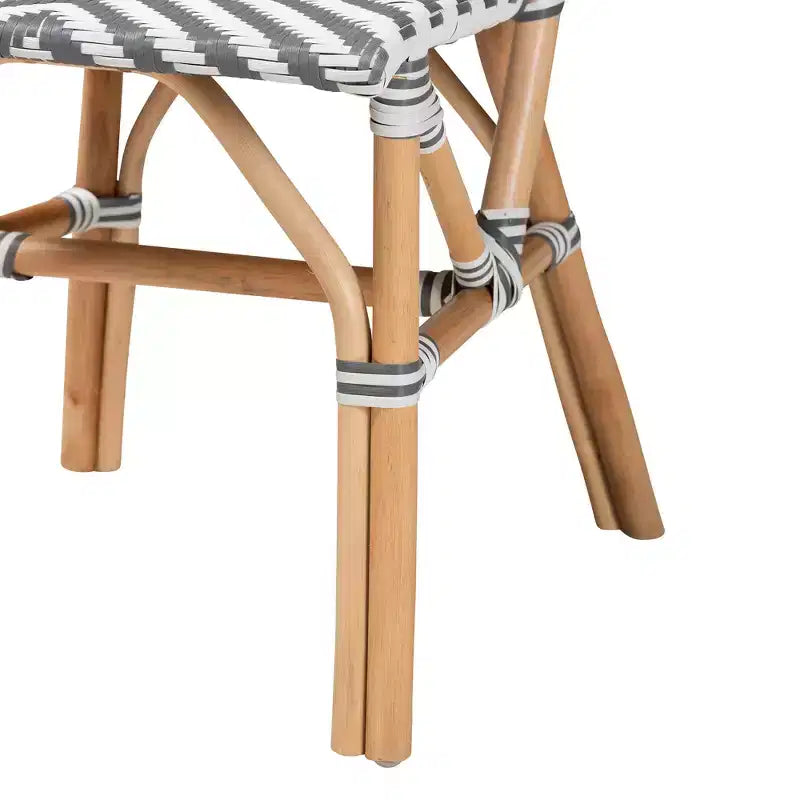 Sedia da bistrot Shai in grigio francese moderno e vimini bianco con rattan naturale