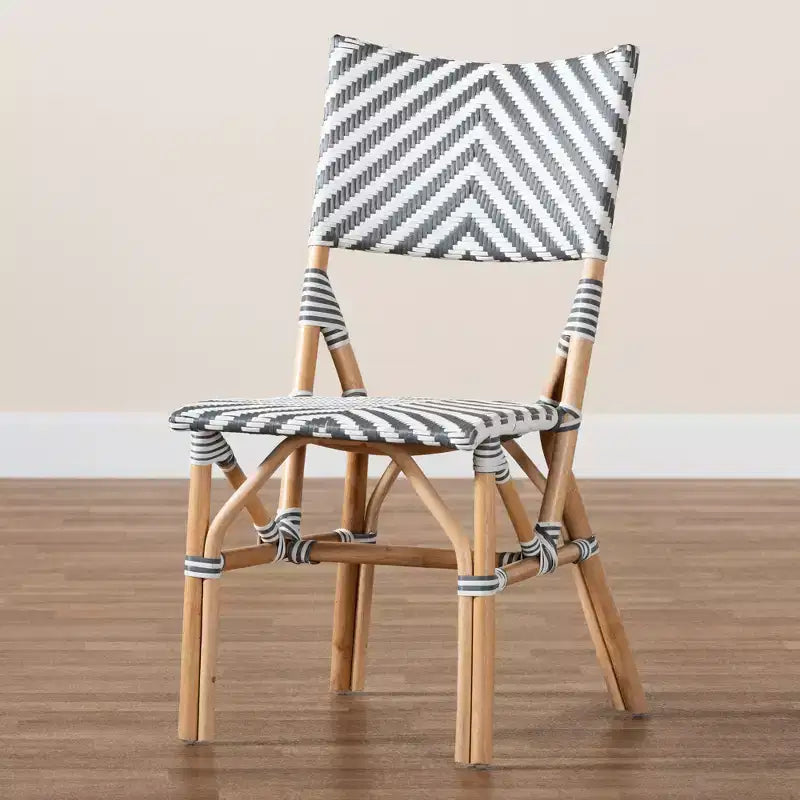 Sedia da bistrot Shai in grigio francese moderno e vimini bianco con rattan naturale